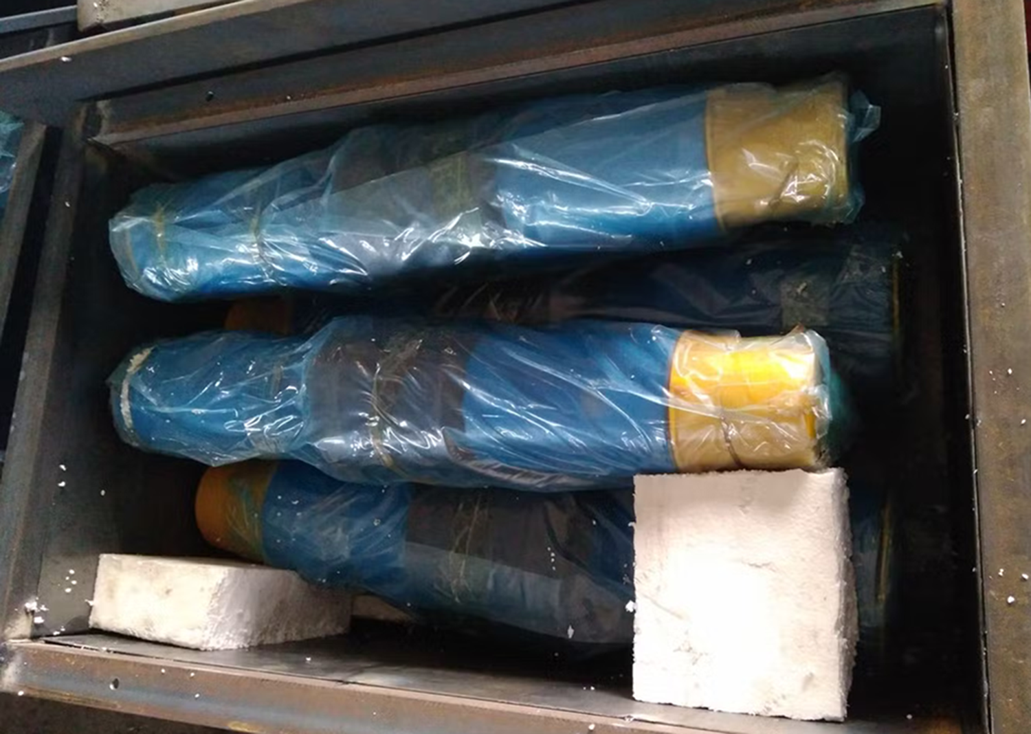 cup tester|sucker rod|coupling|joint|oildield equipment|rig|drilling|oil|petroleum