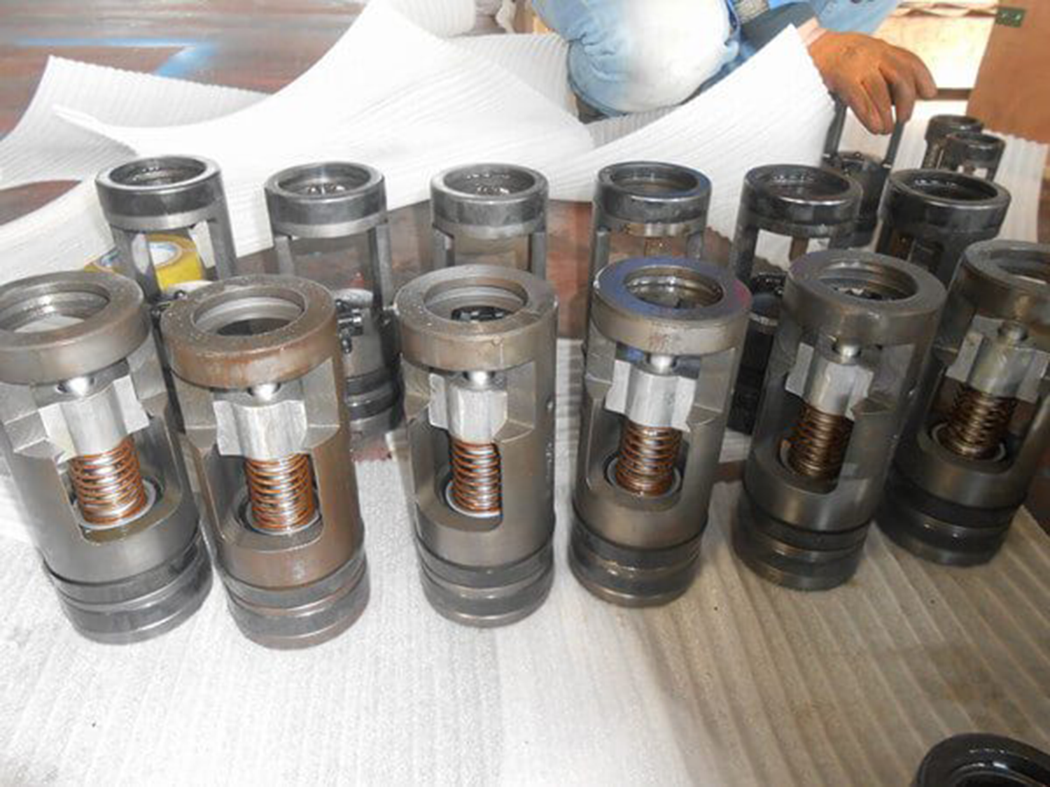 float valve|sucker rod|coupling|joint|oildield equipment|rig|drilling|oil|petroleum